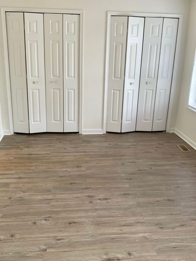 Building Photo - Spacious 3 Level 3 Bedroom Townhouse