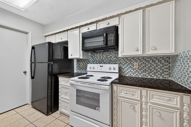 Building Photo - 3303 Palm Desert Ln