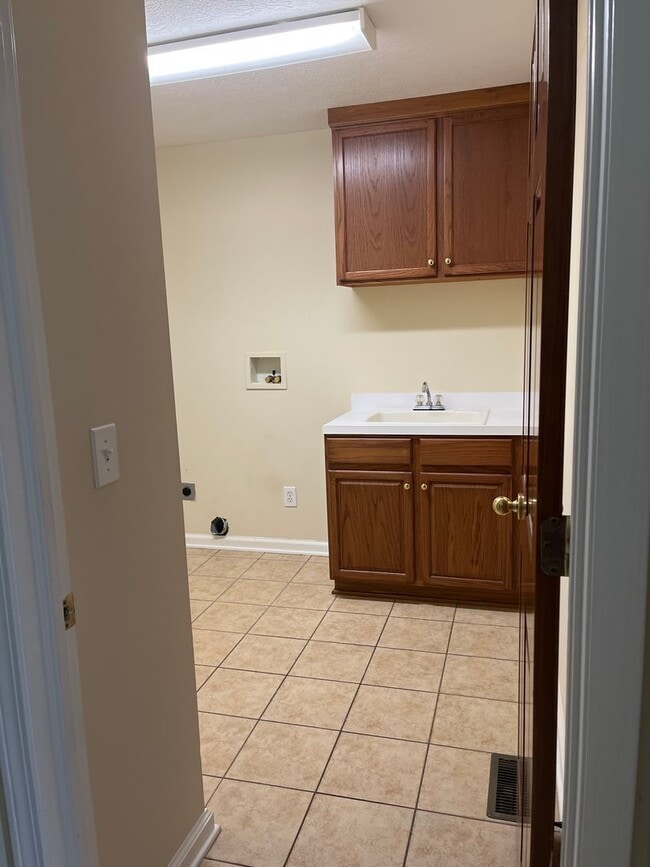 Building Photo - 492 Radcliff Dr