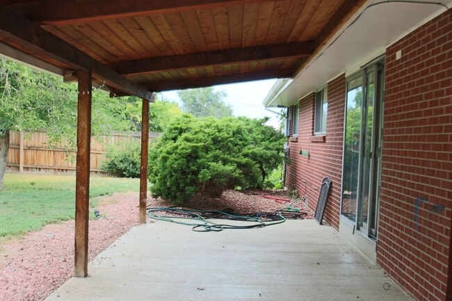Building Photo - 2565 Willow Ln