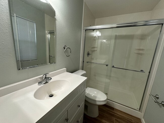 Building Photo - Three bedroom Clearview Circle Condo!