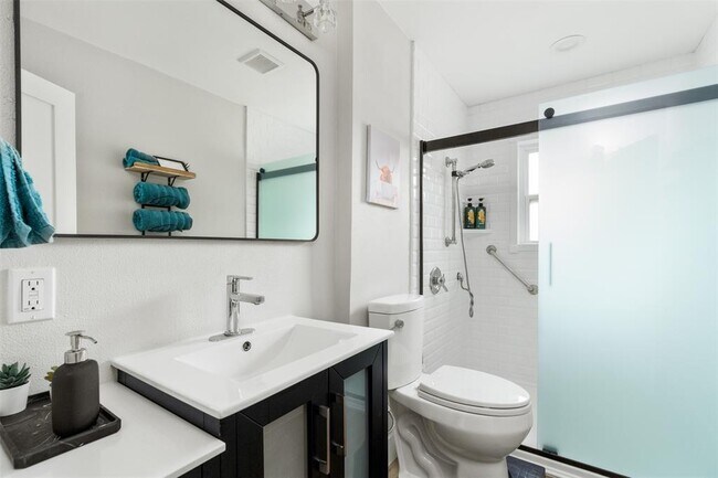 Building Photo - 11807 Oakwood Dr