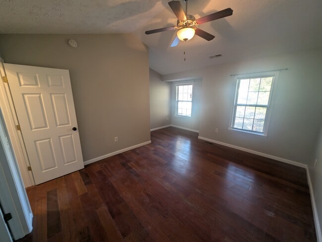 Building Photo - 717 Windsor Dr SE