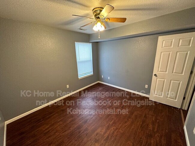 Building Photo - 1006 W Royle St