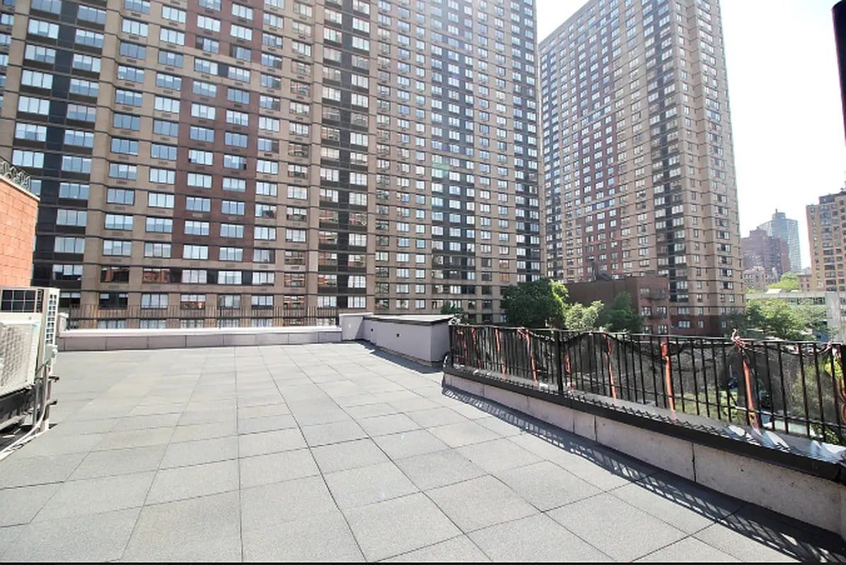 Building Photo - 223 E 96th St