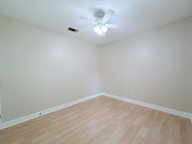 Building Photo - 3919 Meadow Ridge Dr