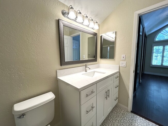 Building Photo - Spacious End Unit Home with 2 Master Suite...