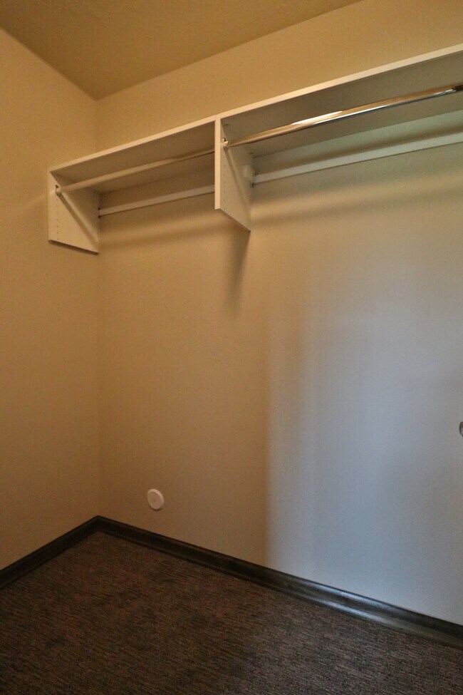 Building Photo - HUGE 4 bedroom home with fenced in backyard!