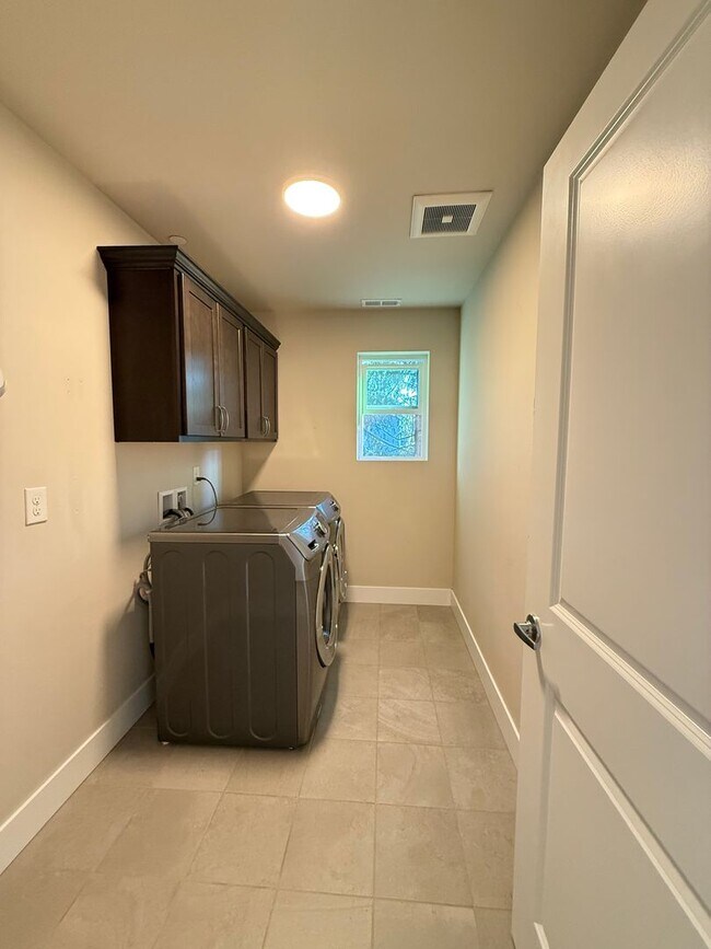 Building Photo - Modern 4 Bed, 3.5 Bath Lynnwood Home – Pri...