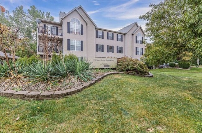 Building Photo - Two bedroom, two bath apartment with golf ...