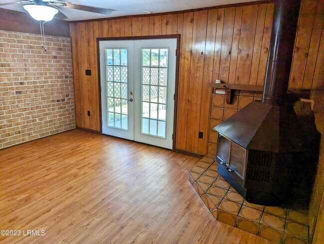 Building Photo - 611 Broad River Dr