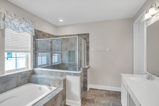 Building Photo - Beautiful 4 bedroom/ 2 bathroom home in Ri...