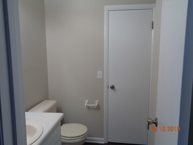 Building Photo - Sellers Court in Level Plains!  Freshly Pa...