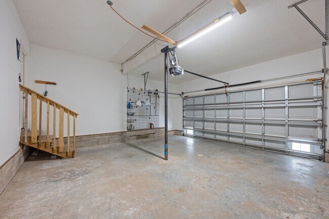 Building Photo - 4BD/3BA plus Bonus Room on Sought After Ma...