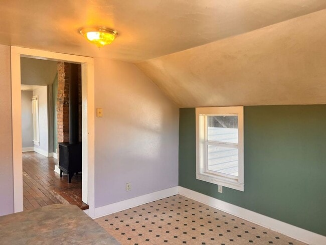 Building Photo - One Bedroom Apartment Home! Pet Friendly