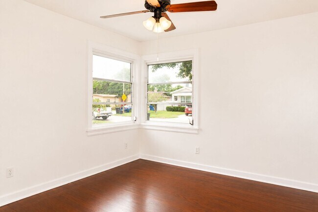 Building Photo - 2 Bedroom, 1 Bathroom Home for Rent in St Pete!