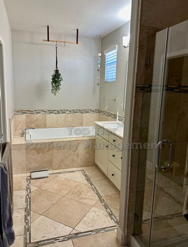 Building Photo - Charming 3 Bed, 2.5 Bath, 1,600 Sqft Marti...