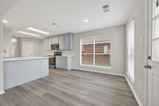 Building Photo - 6915 Great Oaks Shadow Dr