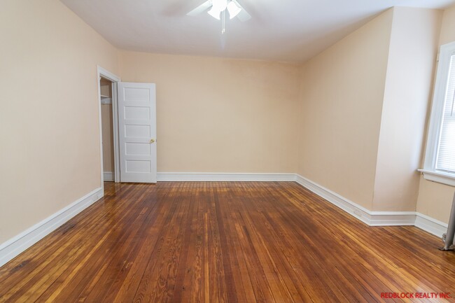 Building Photo - ???UPDATED, HUGE 4 BEDROOM AND 2 BATH HOME...