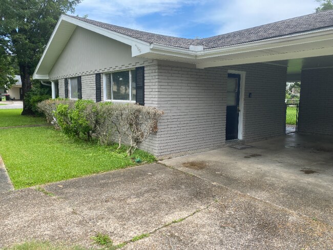 Building Photo - 111 Greenwood Dr