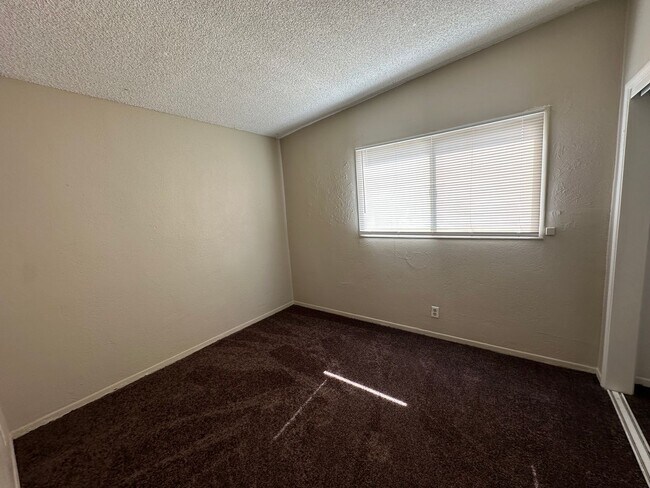 Building Photo - Modern 2-Bedroom Apartment with Garage – Convenient Living!