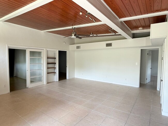 Building Photo - 1227 Country Club Dr