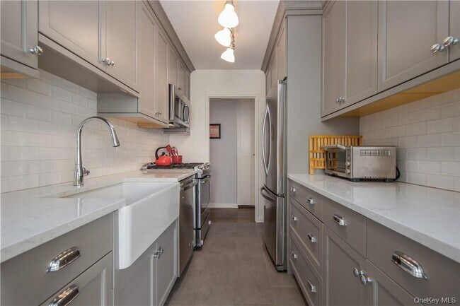 Building Photo - 21 Fairview Ave