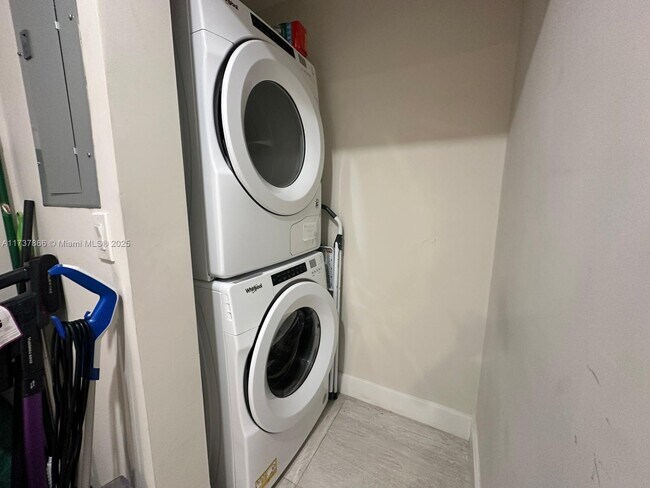 Building Photo - 2751 S Ocean Dr