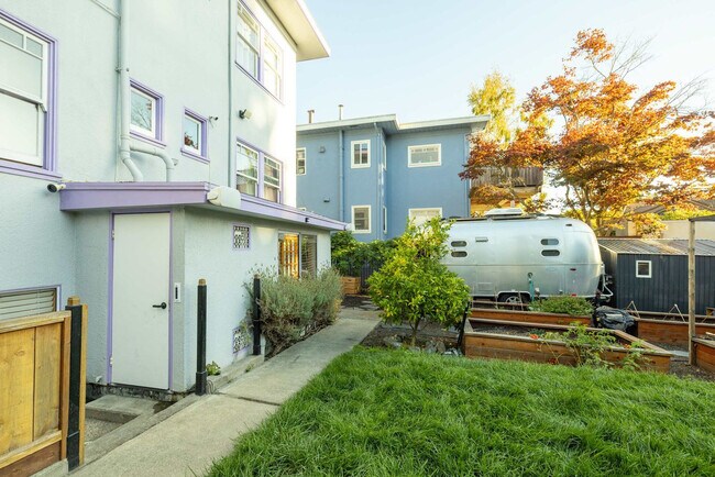 Building Photo - 3148 College Ave