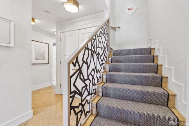 Building Photo - 7 Seymour St