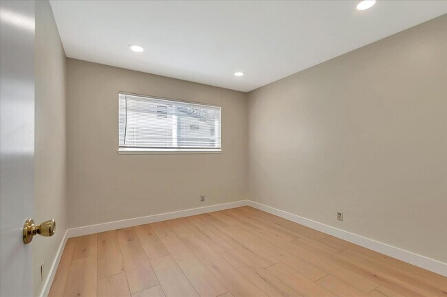 Building Photo - 557 Troy Dr