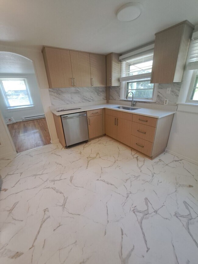 Building Photo - Cozy Home - Updated 2 bedroom with 2 car g...