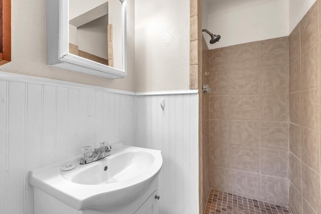 Building Photo - 385 Lincoln Ave