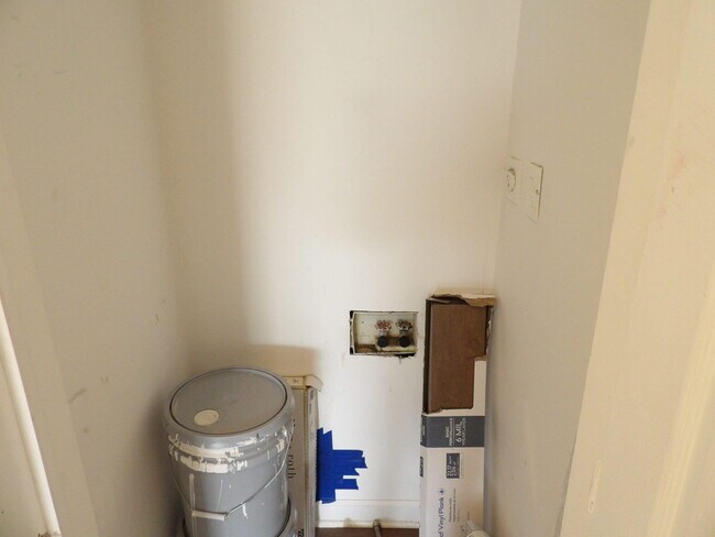 Building Photo - 902 Plaza Dr