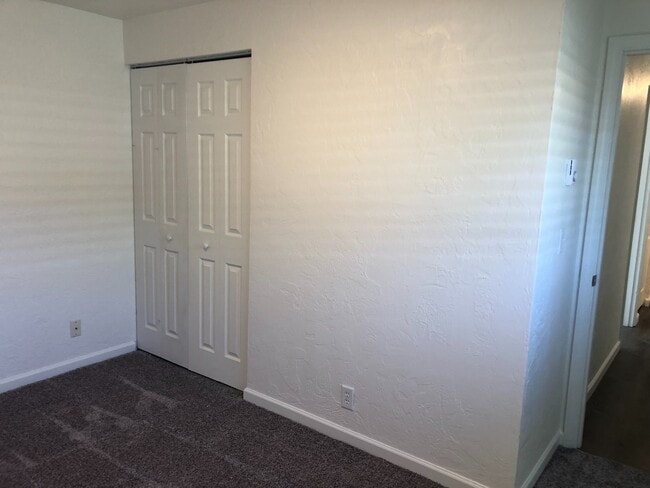 Building Photo - Updated 3 bedroom 1.5 bath duplex!