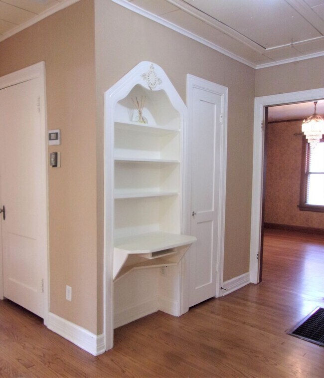 Building Photo - 3 BED 1 BATH TUDOR COTTAGE LAS VEGAS ADDIT...