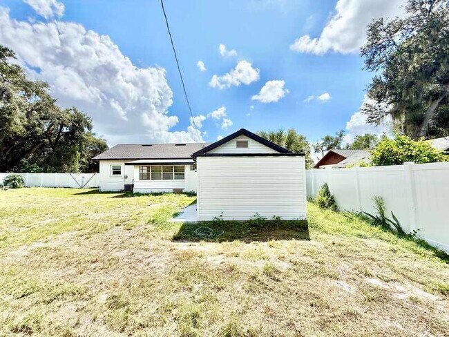 Building Photo - 1704 E Elm Rd