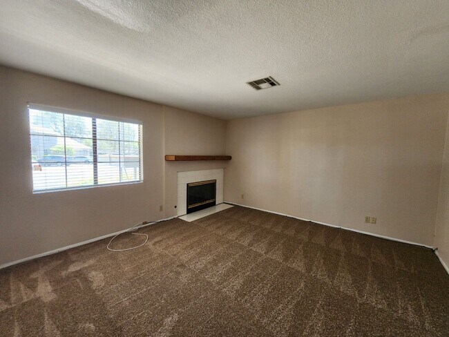 Building Photo - Lovely 2 Bed 2 Bath Downstairs Condo in Gr...