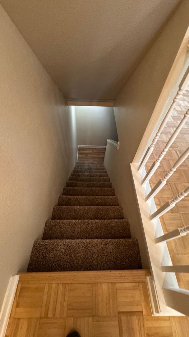 Building Photo - 3 bed 2.5 bath w/ garage, Great location off University and Dry Creek, close to Southglenn Mall a...