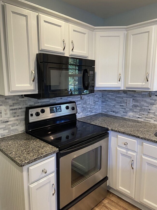 Building Photo - Beautiful home in Emerald Isle.