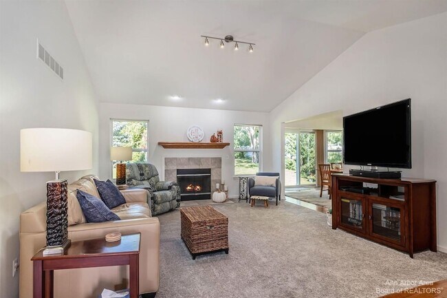 Building Photo - 4267 Knollcrest Dr