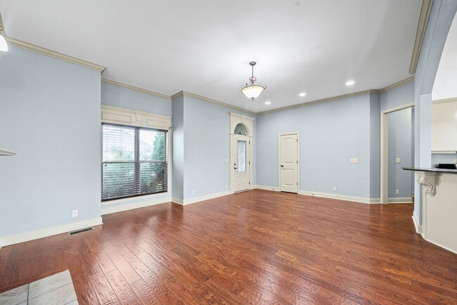 Building Photo - 3 Bedroom 2 Bath Pet Friendly Home For Rent!