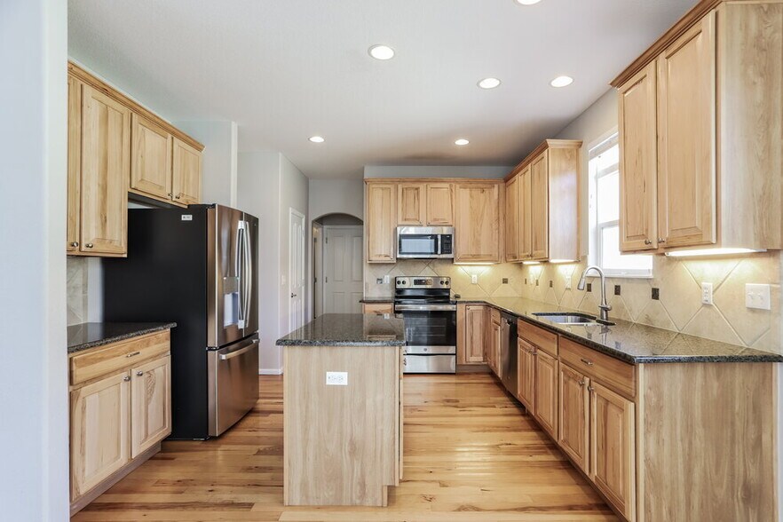Building Photo - 1711 Red Poppy Dr
