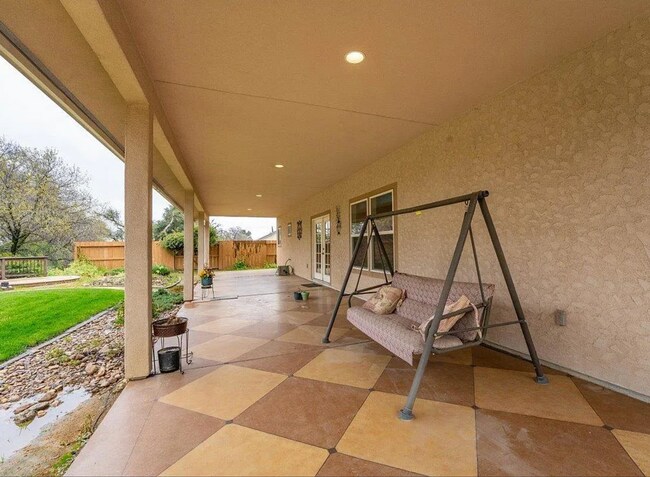 Building Photo - Custom Built 3/2