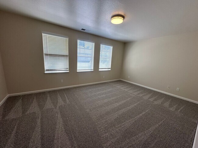 Building Photo - 1690 Spring Hill Dr
