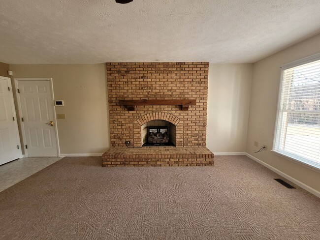 Building Photo - Nice Brick Home in Mount Airy