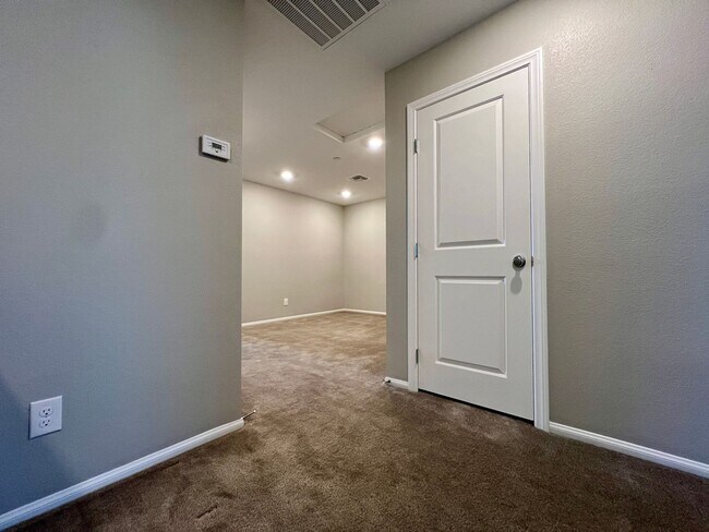 Building Photo - Modern 2-Bedroom Townhome Near Allegiant S...