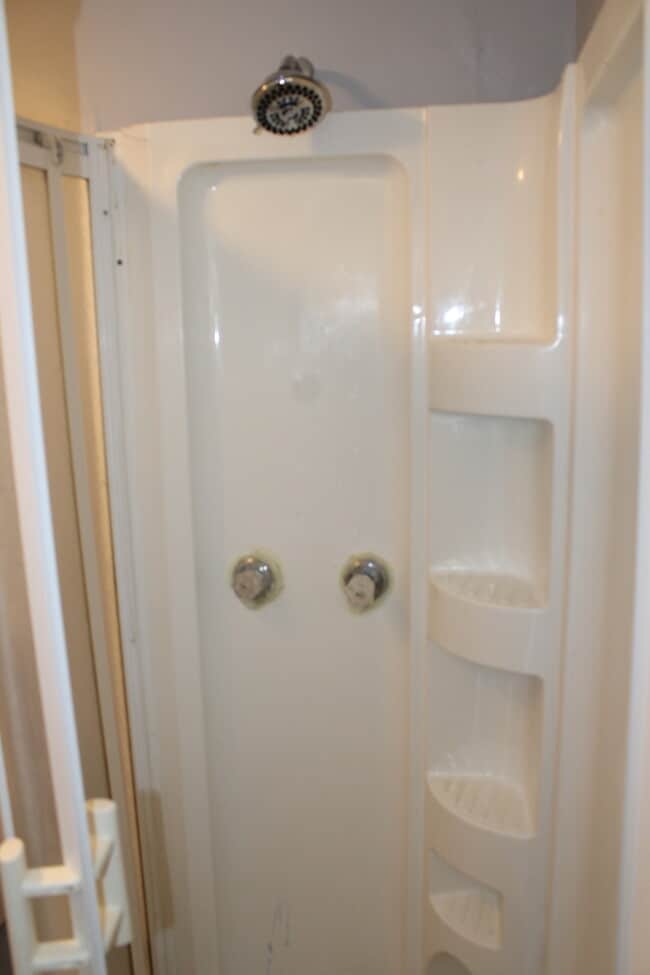 Building Photo - Spacious 3 bedrooms and 2 bath with vanity...