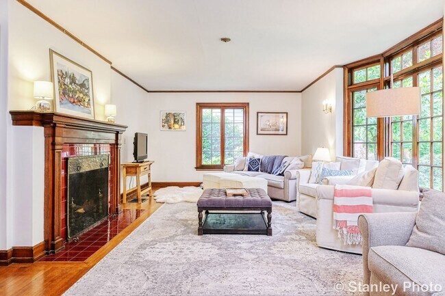 Building Photo - Rare Find! Eastmoreland 5 Bed/4 Bath Home with 3 Car Garage