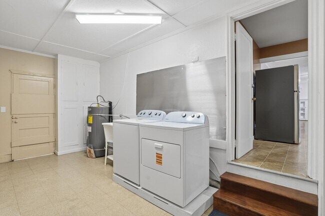 Building Photo - Fully Remodeled Beauty with Hardwood Floors in Prime SE Location